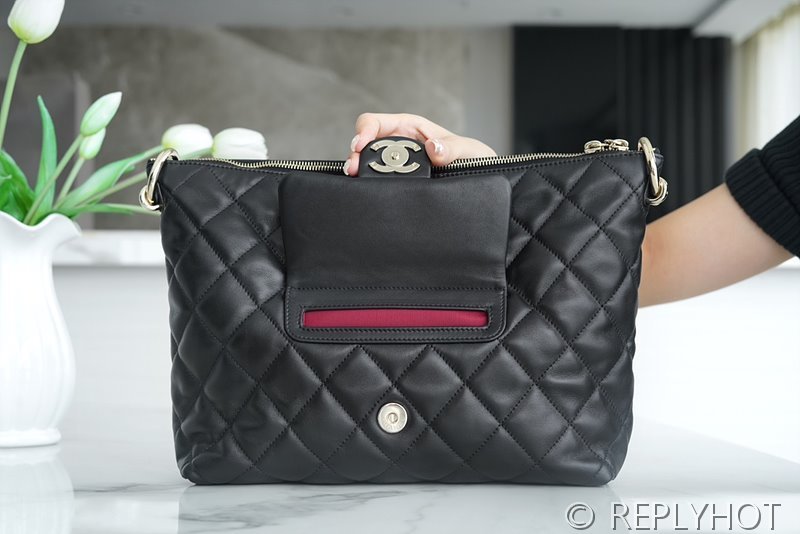 [하이엔드급] 샤넬 맥시 호보백 카프스킨 골드메탈 블랙 [매장가 904만원대]