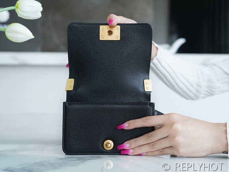 [하이엔드급] 샤넬 미니 보이백 카프스킨 골드메탈 블랙 [매장가 800만원대]