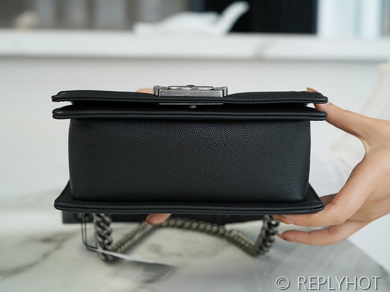 [하이엔드급] 샤넬 스몰 보이백 카프스킨 실버메탈 블랙 [매장가 900만원대]