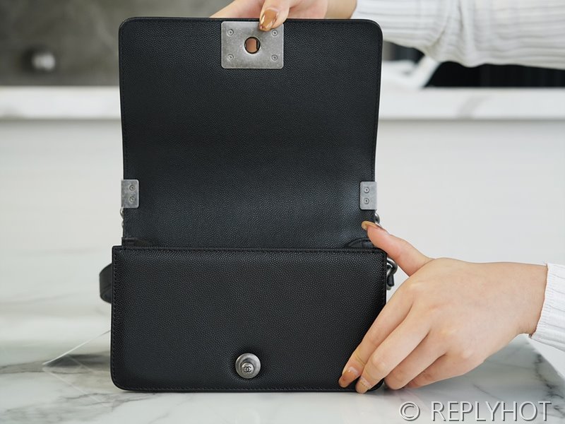 [하이엔드급] 샤넬 스몰 보이백 카프스킨 실버메탈 블랙 [매장가 900만원대]