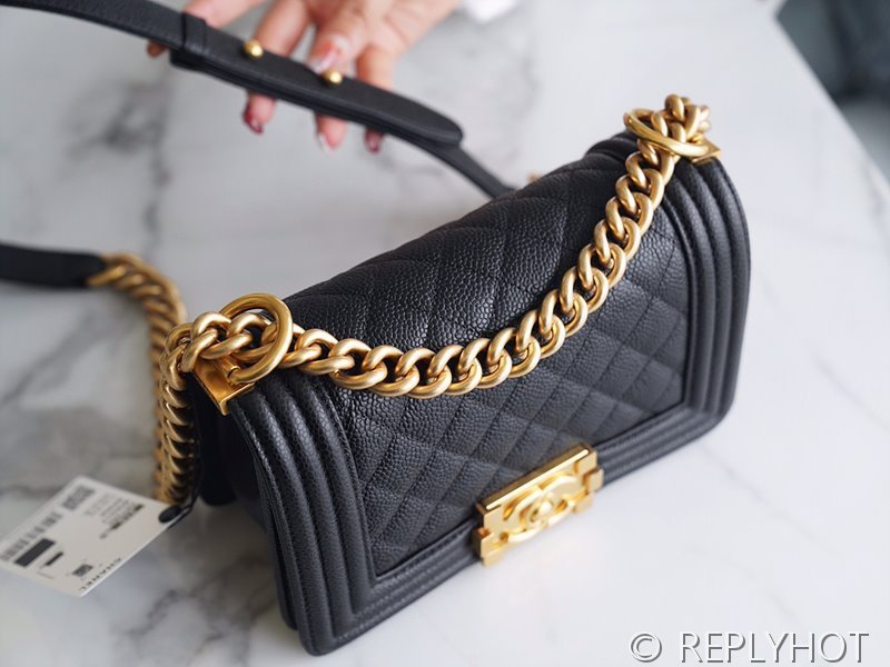 [하이엔드급] 샤넬 스몰 보이백 카프스킨 골드메탈 블랙 [매장가 900만원대]