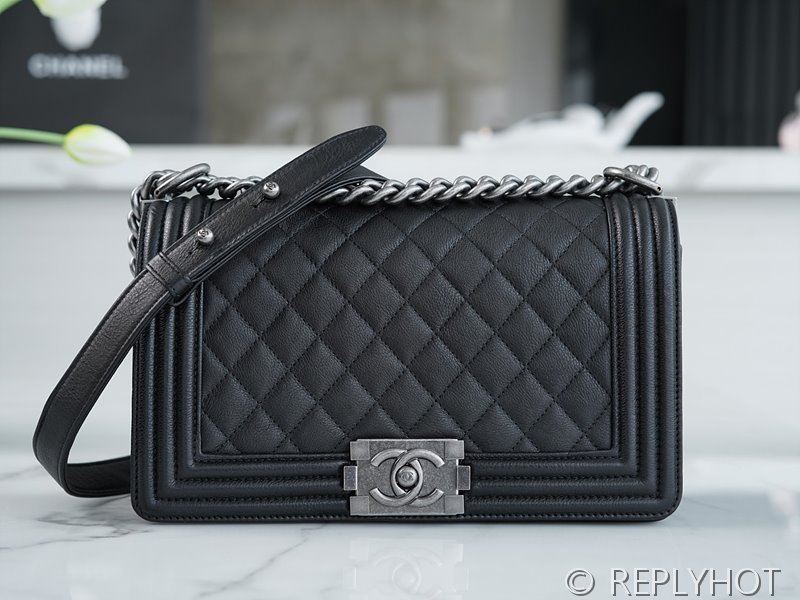 [하이엔드급] 샤넬 미디엄 보이백 캐비어 실버메탈 블랙 [매장가 1000만원대]