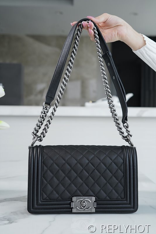 [하이엔드급] 샤넬 미디엄 보이백 캐비어 실버메탈 블랙 [매장가 1000만원대]