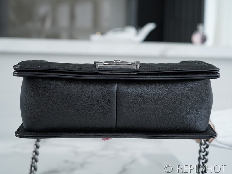 [하이엔드급] 샤넬 미디엄 보이백 캐비어 실버메탈 블랙 [매장가 1000만원대]