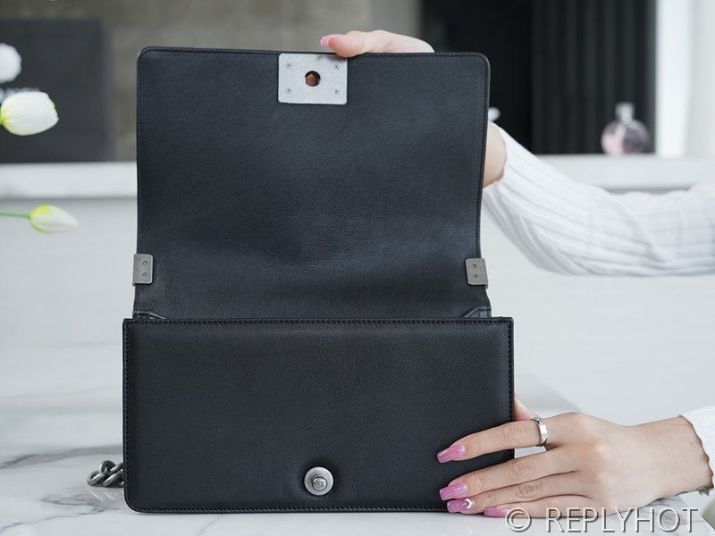 [하이엔드급] 샤넬 미디엄 보이백 캐비어 실버메탈 블랙 [매장가 1000만원대]