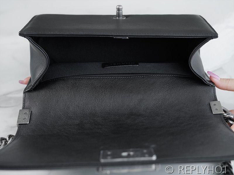 [하이엔드급] 샤넬 미디엄 보이백 캐비어 실버메탈 블랙 [매장가 1000만원대]