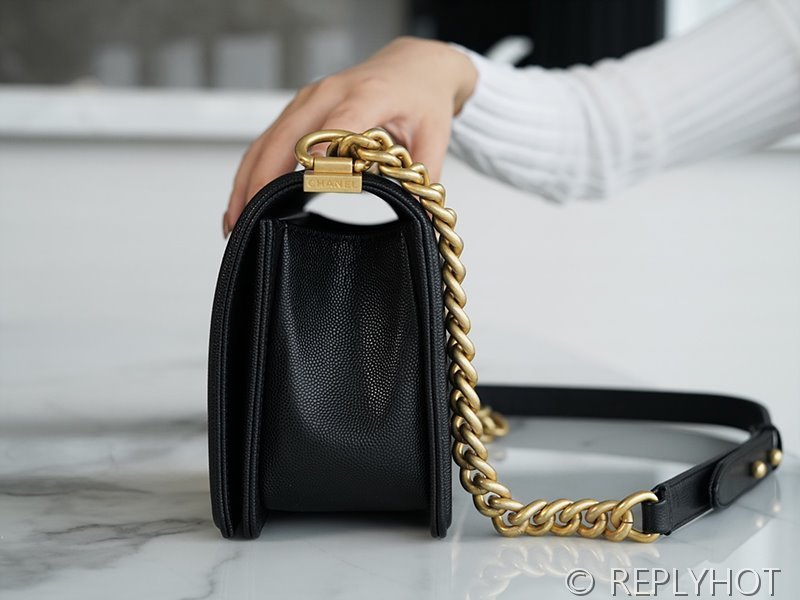 [하이엔드급] 샤넬 미디엄 보이백 캐비어 골드메탈 블랙 [매장가 1000만원대]