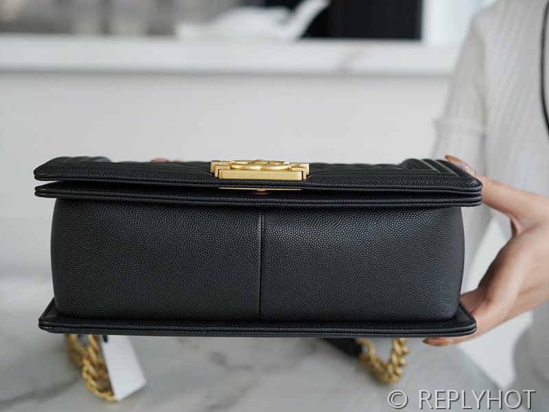 [하이엔드급] 샤넬 미디엄 보이백 캐비어 골드메탈 블랙 [매장가 1000만원대]