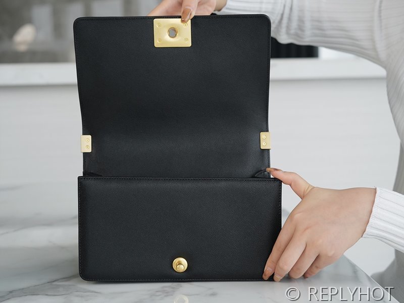 [하이엔드급] 샤넬 미디엄 보이백 캐비어 골드메탈 블랙 [매장가 1000만원대]