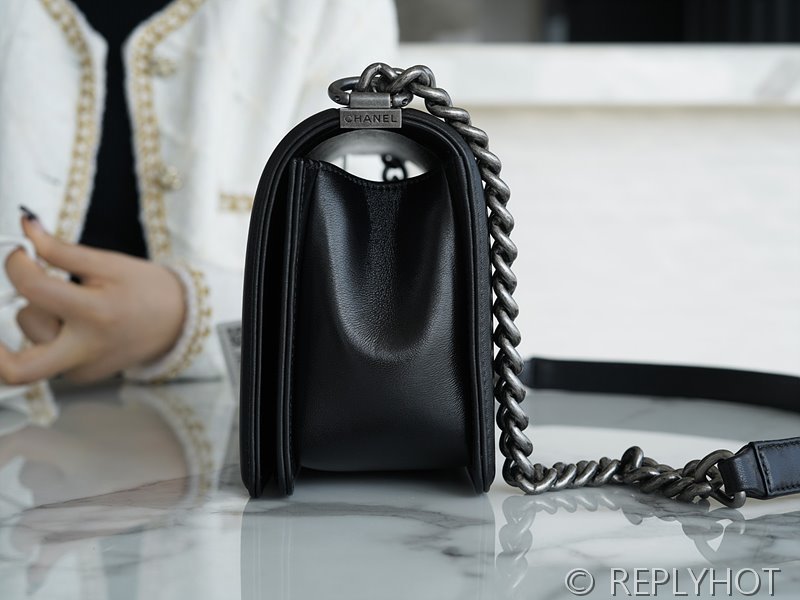 [하이엔드급] 샤넬 미디엄 보이백 램스킨 실버메탈 블랙 [매장가 1000만원대]