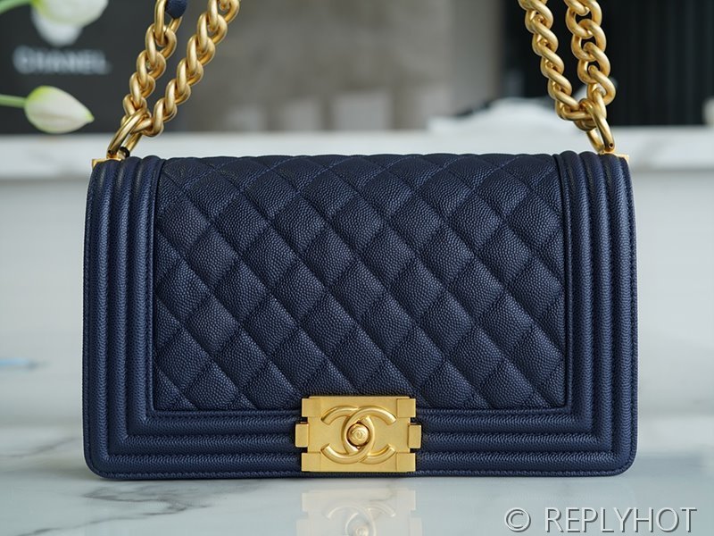 [하이엔드급] 샤넬 미디엄 보이백 캐비어 골드메탈 네이비 [매장가 1000만원대]