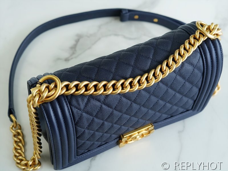 [하이엔드급] 샤넬 미디엄 보이백 캐비어 골드메탈 네이비 [매장가 1000만원대]