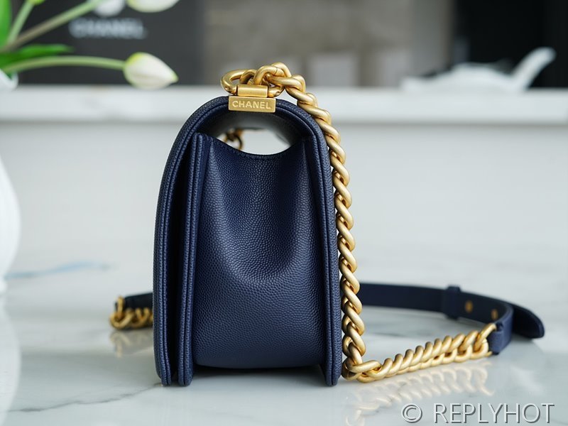 [하이엔드급] 샤넬 미디엄 보이백 캐비어 골드메탈 네이비 [매장가 1000만원대]