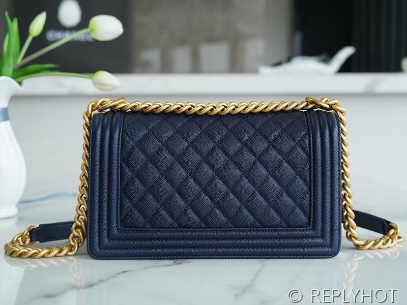 [하이엔드급] 샤넬 미디엄 보이백 캐비어 골드메탈 네이비 [매장가 1000만원대]