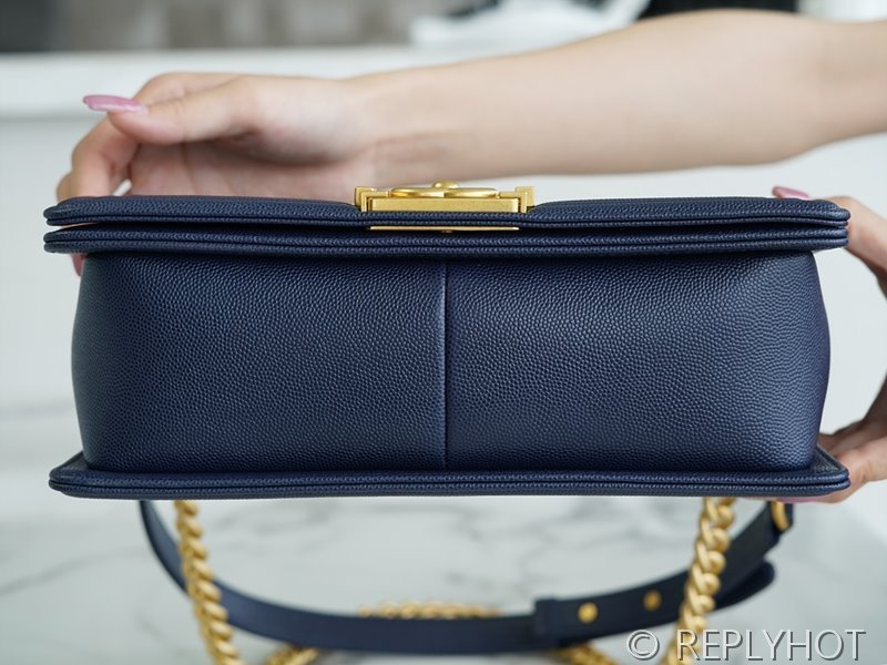 [하이엔드급] 샤넬 미디엄 보이백 캐비어 골드메탈 네이비 [매장가 1000만원대]