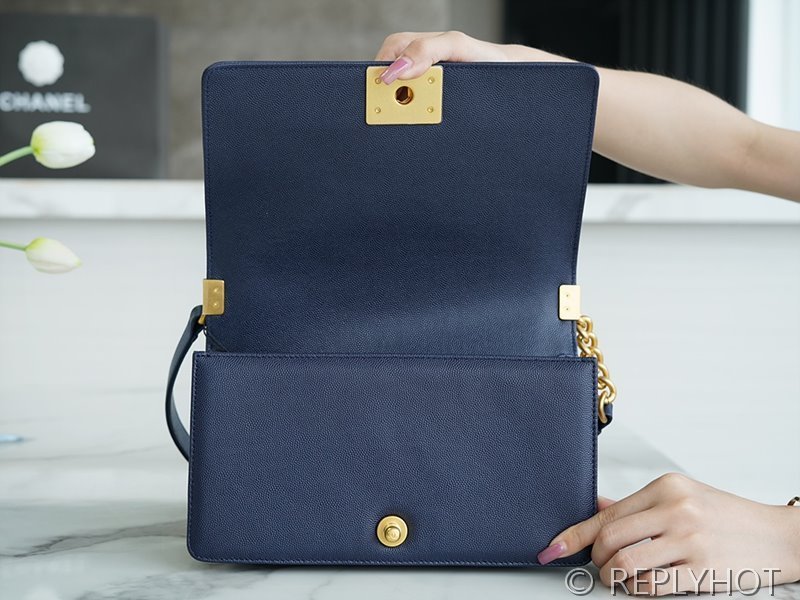 [하이엔드급] 샤넬 미디엄 보이백 캐비어 골드메탈 네이비 [매장가 1000만원대]