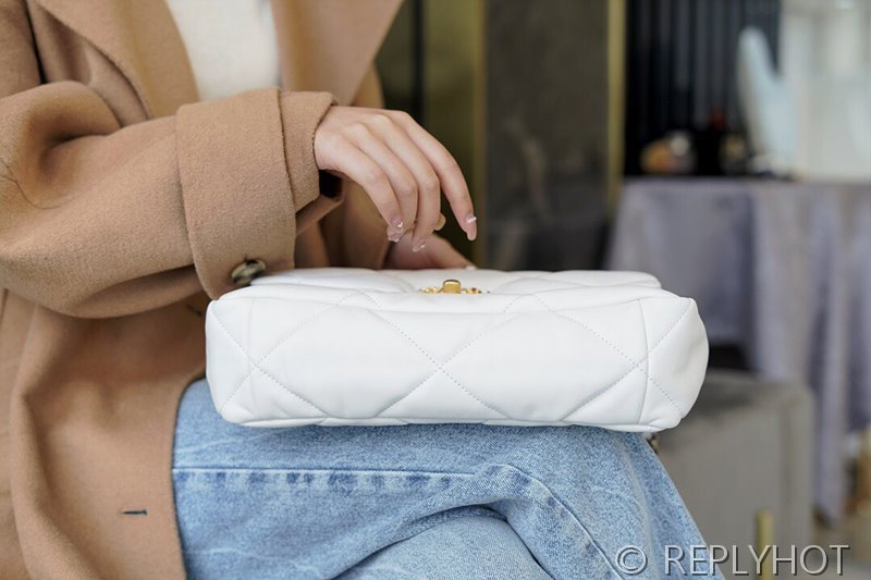 [하이엔드급] 샤넬 19 라지 핸드백 램스킨 실버&골드메탈 화이트 [매장가 1000만원대]