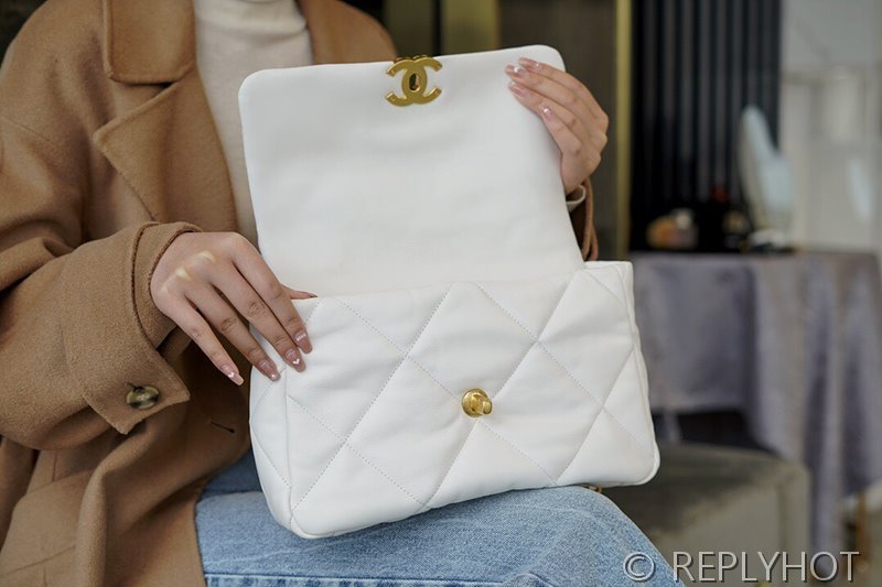 [하이엔드급] 샤넬 19 라지 핸드백 램스킨 실버&골드메탈 화이트 [매장가 1000만원대]