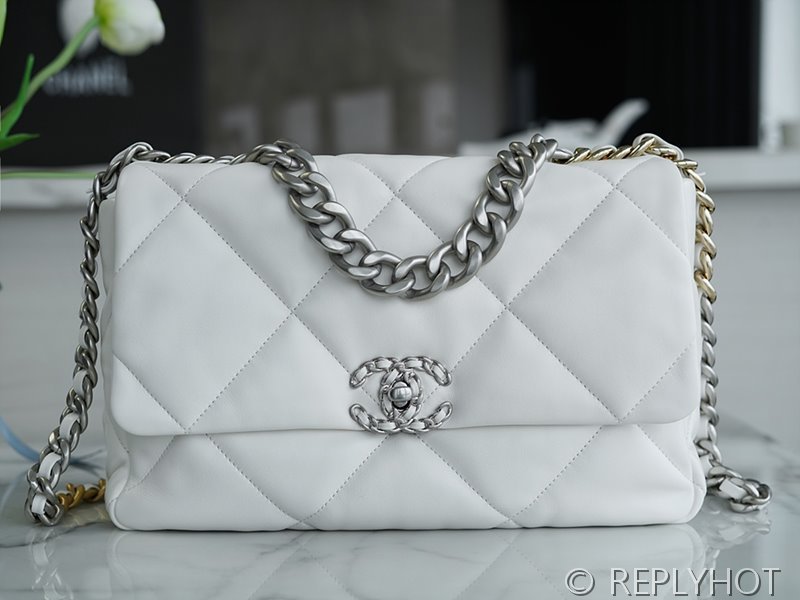 [하이엔드급] 샤넬 19 핸드백 램스킨 실버&골드메탈 화이트 [매장가 1000만원대]