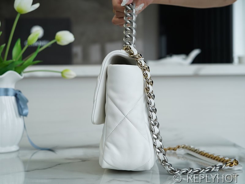 [하이엔드급] 샤넬 19 핸드백 램스킨 실버&골드메탈 화이트 [매장가 1000만원대]