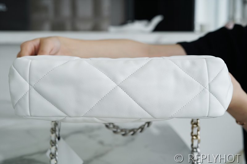 [하이엔드급] 샤넬 19 핸드백 램스킨 실버&골드메탈 화이트 [매장가 1000만원대]