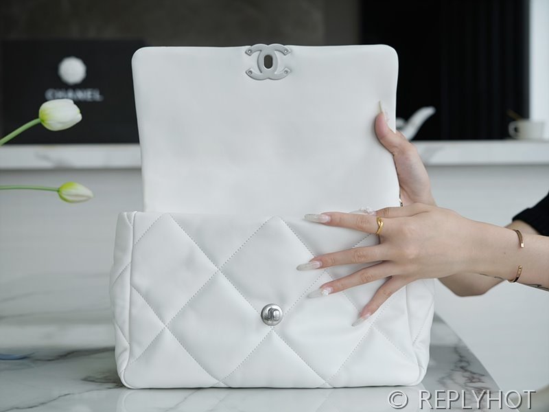 [하이엔드급] 샤넬 19 핸드백 램스킨 실버&골드메탈 화이트 [매장가 1000만원대]