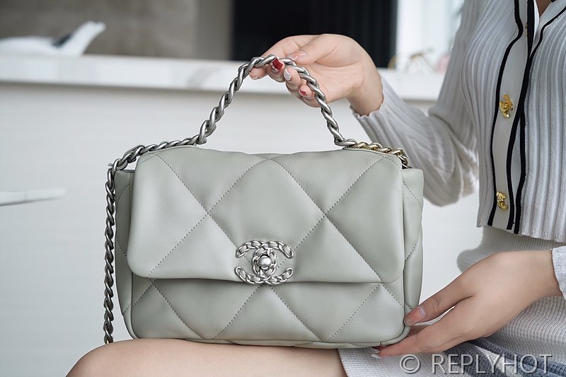 [하이엔드급] 샤넬 19 핸드백 램스킨 실버&골드메탈 그레이 [매장가 1000만원대]