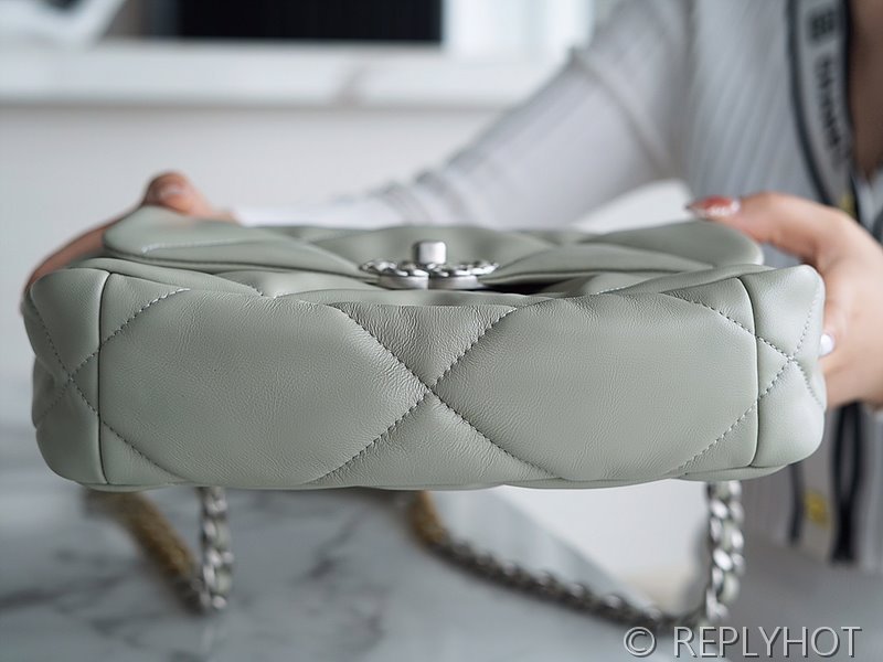 [하이엔드급] 샤넬 19 핸드백 램스킨 실버&골드메탈 그레이 [매장가 1000만원대]