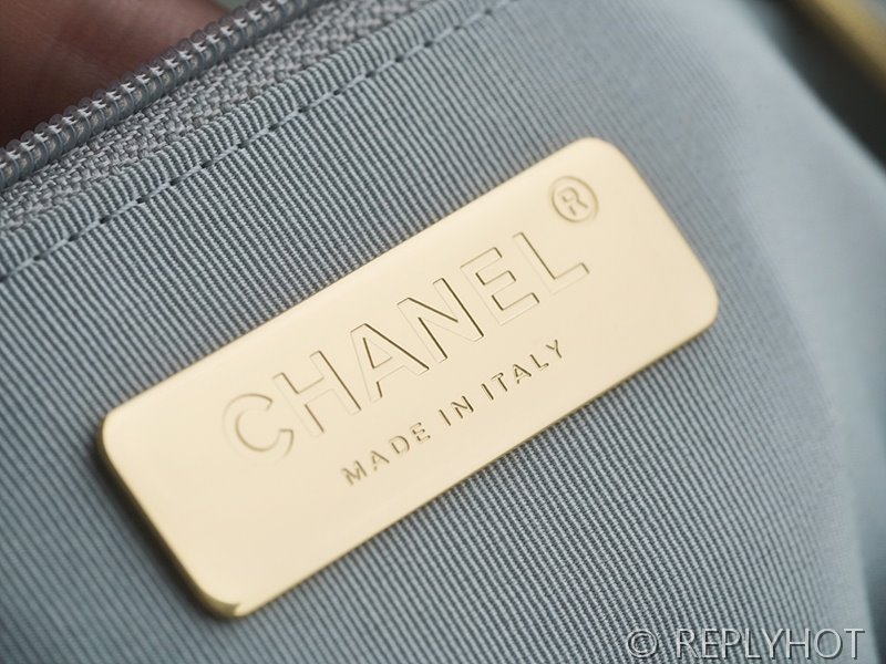 [하이엔드급] 샤넬 19 핸드백 램스킨 실버&골드메탈 그레이 [매장가 1000만원대]