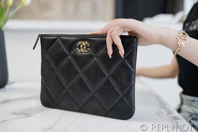 [하이엔드급] 샤넬 19 클러치 램스킨 골드메탈 블랙 [매장가 250만원대]