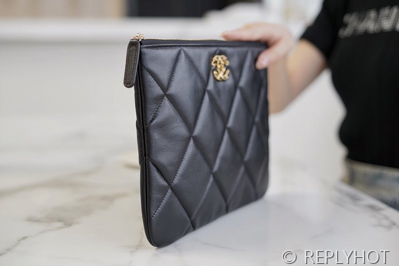 [하이엔드급] 샤넬 19 클러치 램스킨 골드메탈 블랙 [매장가 250만원대]