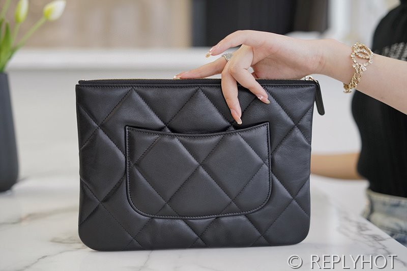 [하이엔드급] 샤넬 19 클러치 램스킨 골드메탈 블랙 [매장가 250만원대]