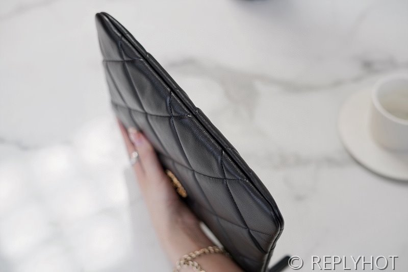 [하이엔드급] 샤넬 19 클러치 램스킨 골드메탈 블랙 [매장가 250만원대]