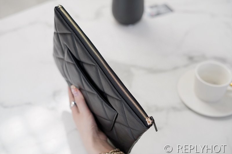 [하이엔드급] 샤넬 19 클러치 램스킨 골드메탈 블랙 [매장가 250만원대]