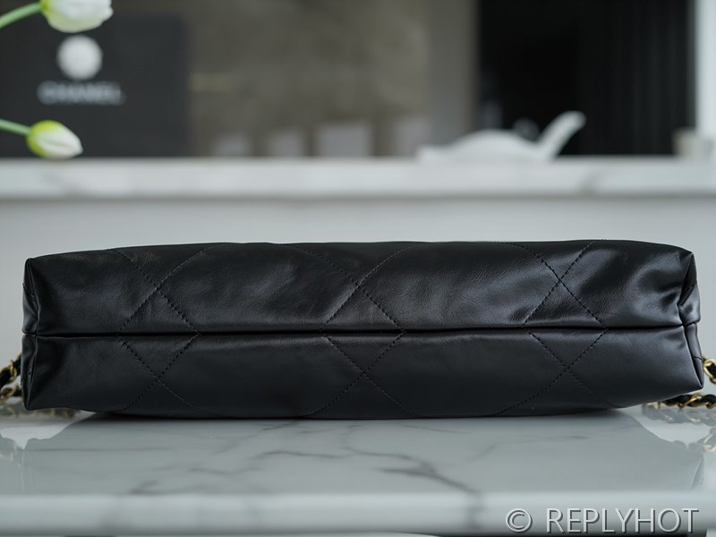 [하이엔드급] 샤넬 22 라지 백팩 카프스킨 화이트&골드메탈 블랙 [매장가 1000만원대]