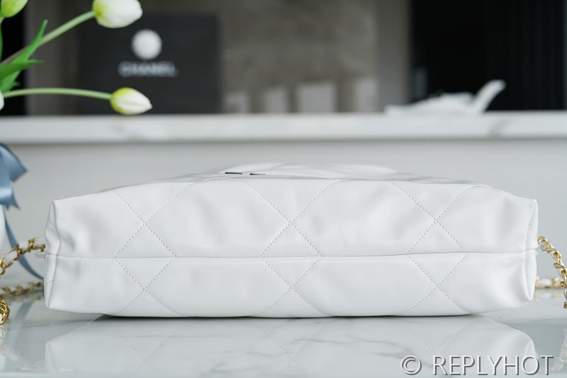 [하이엔드급] 샤넬 22 라지 백팩 카프스킨 블랙&골드메탈 화이트 [매장가 1000만원대]