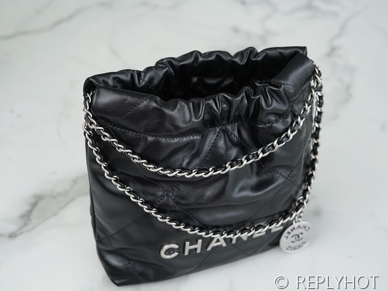 [하이엔드급] 샤넬 22 미니 핸드백 카프스킨 실버메탈 블랙 [매장가 900만원대]