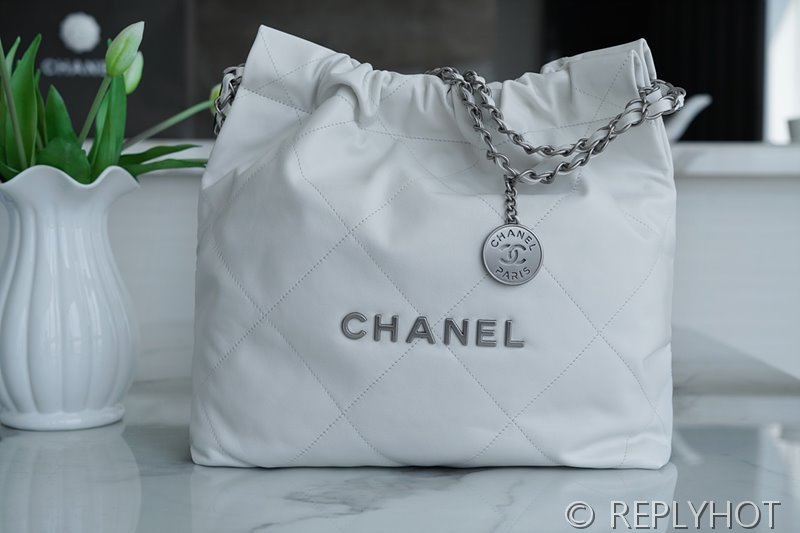 [하이엔드급] 샤넬 22 스몰 핸드백 카프스킨 실버메탈 화의트 [매장가 1000만원대]