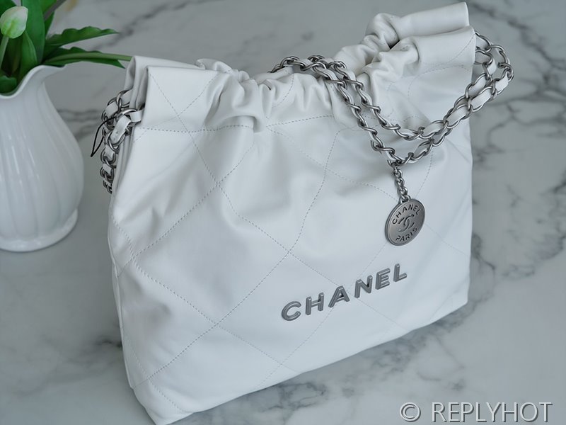 [하이엔드급] 샤넬 22 스몰 핸드백 카프스킨 실버메탈 화의트 [매장가 1000만원대]