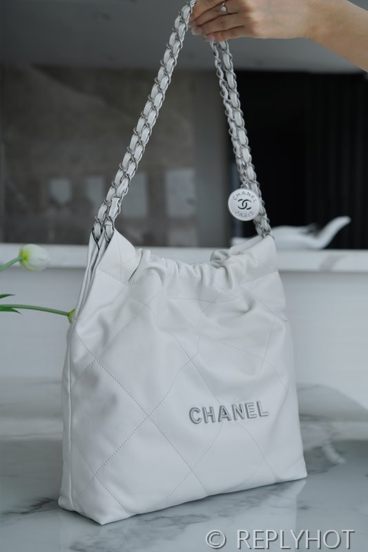 [하이엔드급] 샤넬 22 스몰 핸드백 카프스킨 실버메탈 화의트 [매장가 1000만원대]