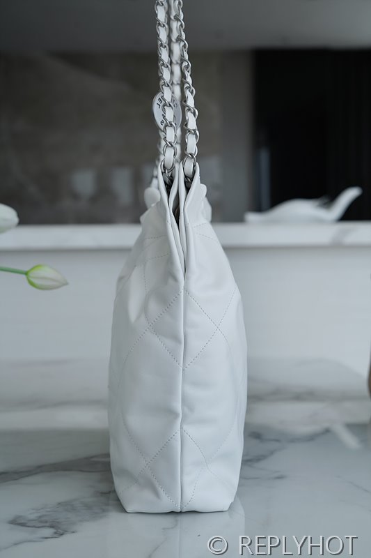 [하이엔드급] 샤넬 22 스몰 핸드백 카프스킨 실버메탈 화의트 [매장가 1000만원대]