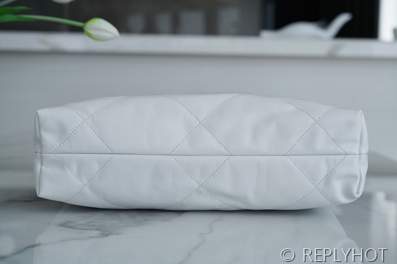 [하이엔드급] 샤넬 22 스몰 핸드백 카프스킨 실버메탈 화의트 [매장가 1000만원대]