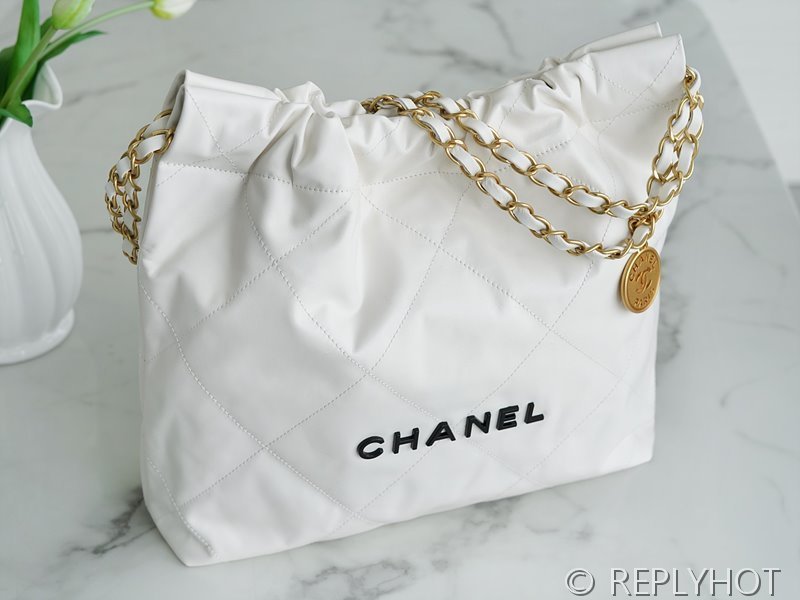 [하이엔드급] 샤넬 22 스몰 핸드백 카프스킨 블랙&골드메탈 화이트 [매장가 1000만원대]