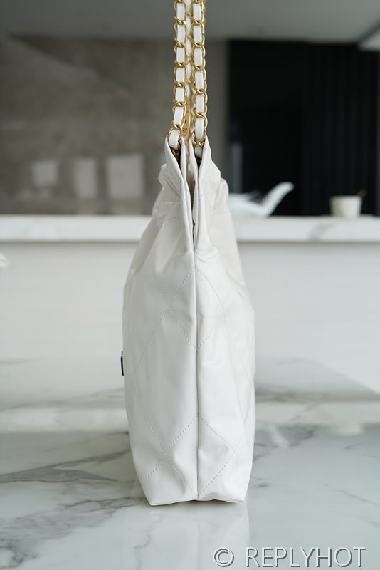 [하이엔드급] 샤넬 22 스몰 핸드백 카프스킨 블랙&골드메탈 화이트 [매장가 1000만원대]