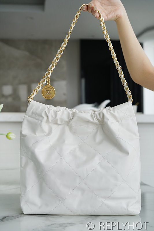 [하이엔드급] 샤넬 22 스몰 핸드백 카프스킨 블랙&골드메탈 화이트 [매장가 1000만원대]