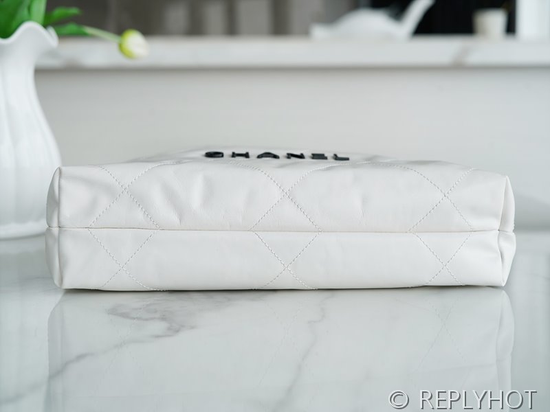 [하이엔드급] 샤넬 22 스몰 핸드백 카프스킨 블랙&골드메탈 화이트 [매장가 1000만원대]