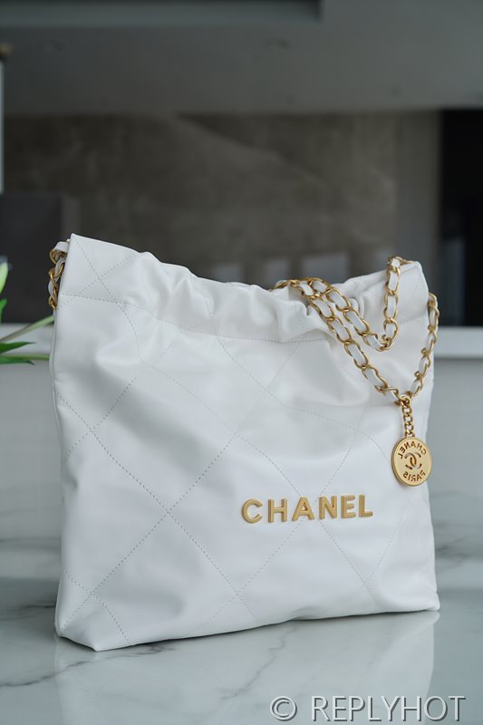 [하이엔드급] 샤넬 22 스몰 핸드백 카프스킨 골드메탈 화이트 [매장가 1000만원대]