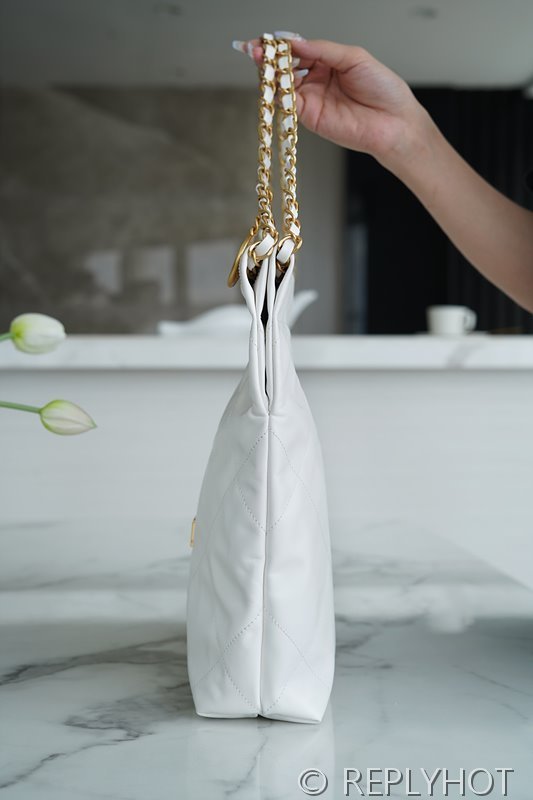 [하이엔드급] 샤넬 22 스몰 핸드백 카프스킨 골드메탈 화이트 [매장가 1000만원대]