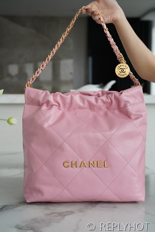 [하이엔드급] 샤넬 22 스몰 핸드백 카프스킨 골드메탈 코랄핑크 [매장가 1000만원대]