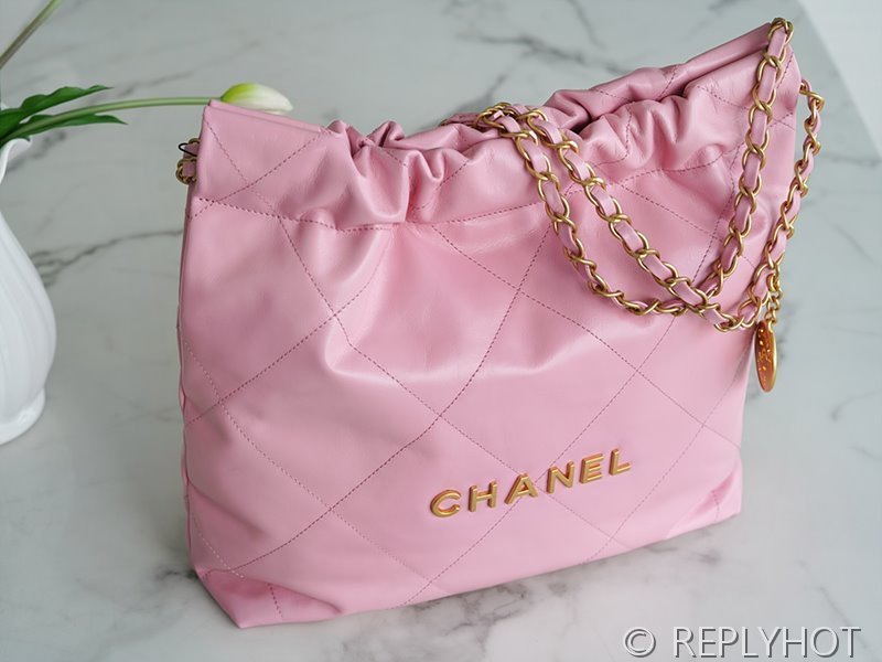 [하이엔드급] 샤넬 22 스몰 핸드백 카프스킨 골드메탈 코랄핑크 [매장가 1000만원대]